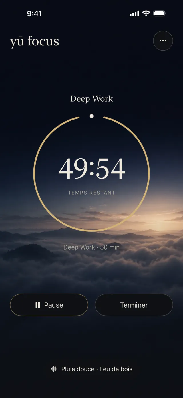 Séance en cours dans Yū Focus : l’intention « Deep Work », 49:54 de temps restant dans un cercle doré sur un ciel crépusculaire, les boutons Pause et Terminer, et le mélange sonore Pluie douce et Feu de bois.