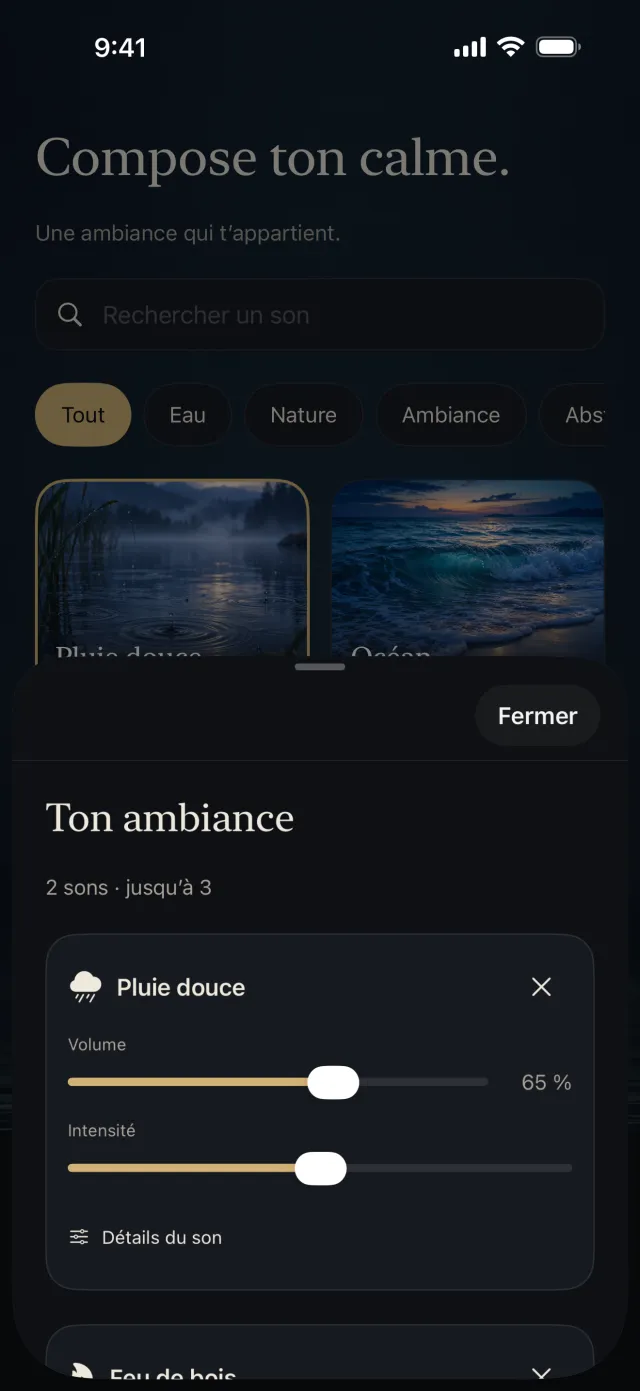 Écran Ambiances de Yū Focus : la feuille « Ton ambiance » ouverte avec deux sons, Pluie douce réglée à 65 % de volume avec un curseur d’intensité, et Feu de bois en dessous ; jusqu’à trois sons.